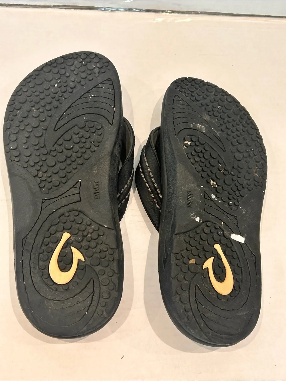 OluKai Hokua Men’s Black Comfort Flip Flop Sandals Beach Thong Slides size 10